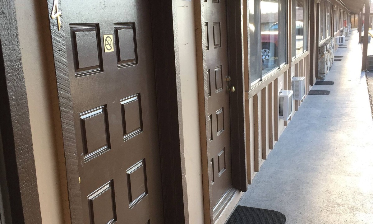 Grass Valley Hotel | Holiday Lodge