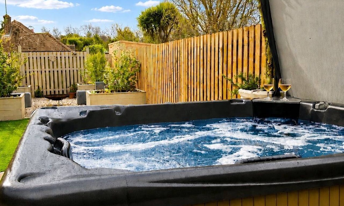 Hythe House | Hydrangea House - a managed house that sleeps 10 guests in 4 bedrooms