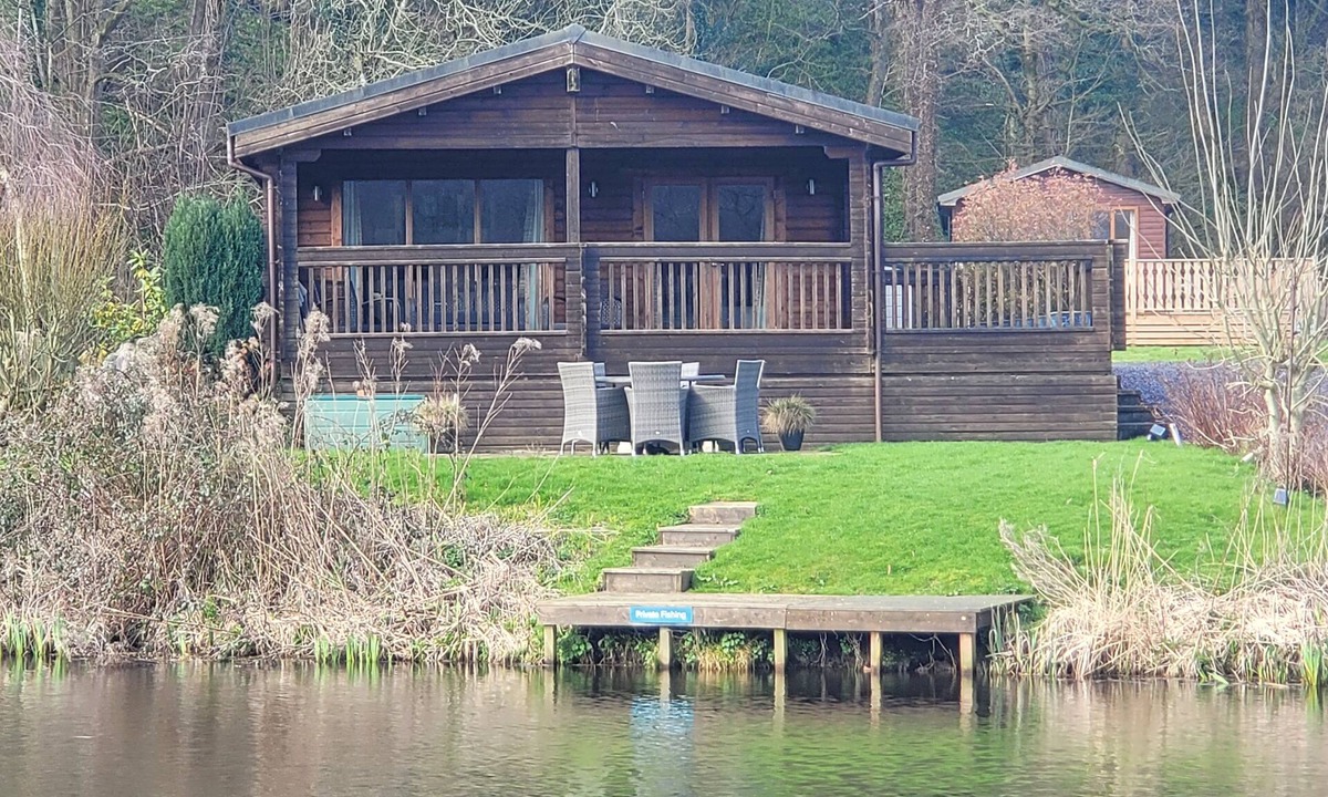 Knott End-on-Sea Cabin | Immaculate 2-Bed Lodge Next To Lake