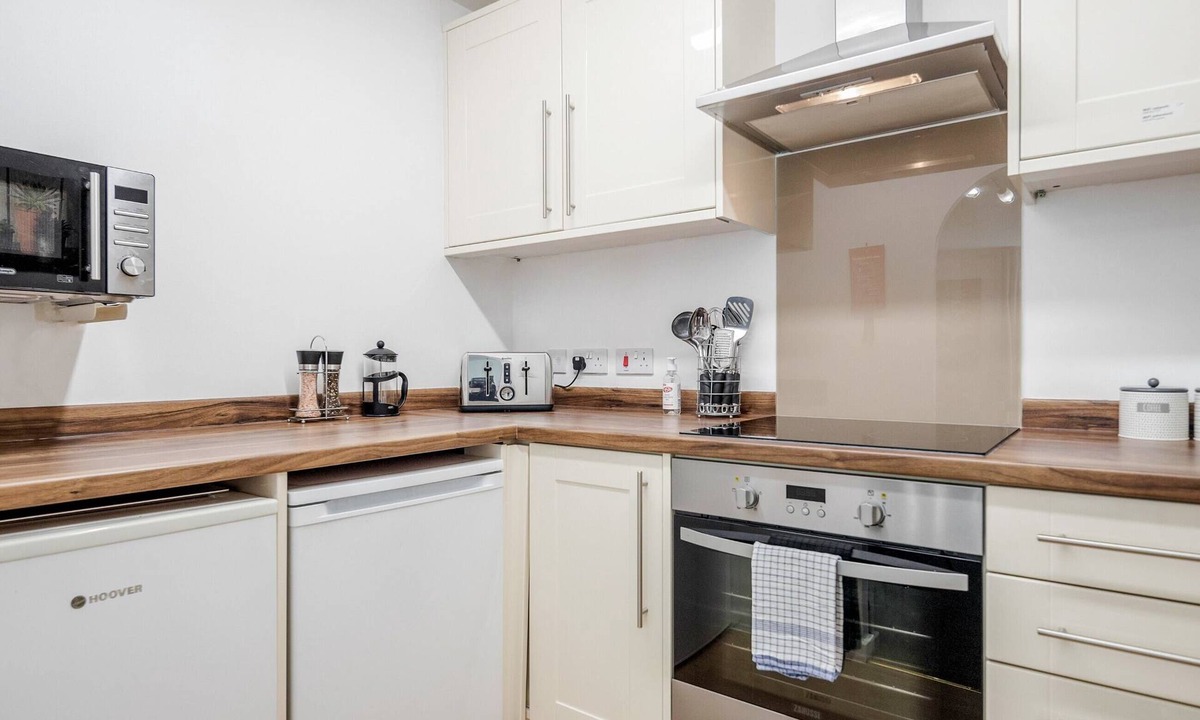 Watford Cottage | In a quiet residential area and with easy access to all the amenities Watford has to offer.