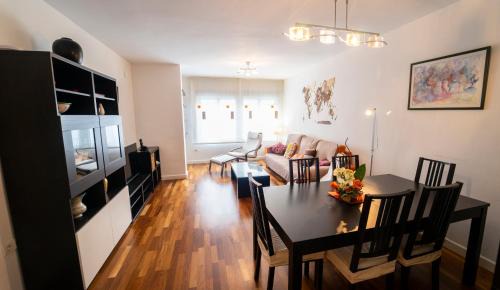 Cervantes Apartment | Increíble piso céntrico con parking y piscina, ideal para familias!