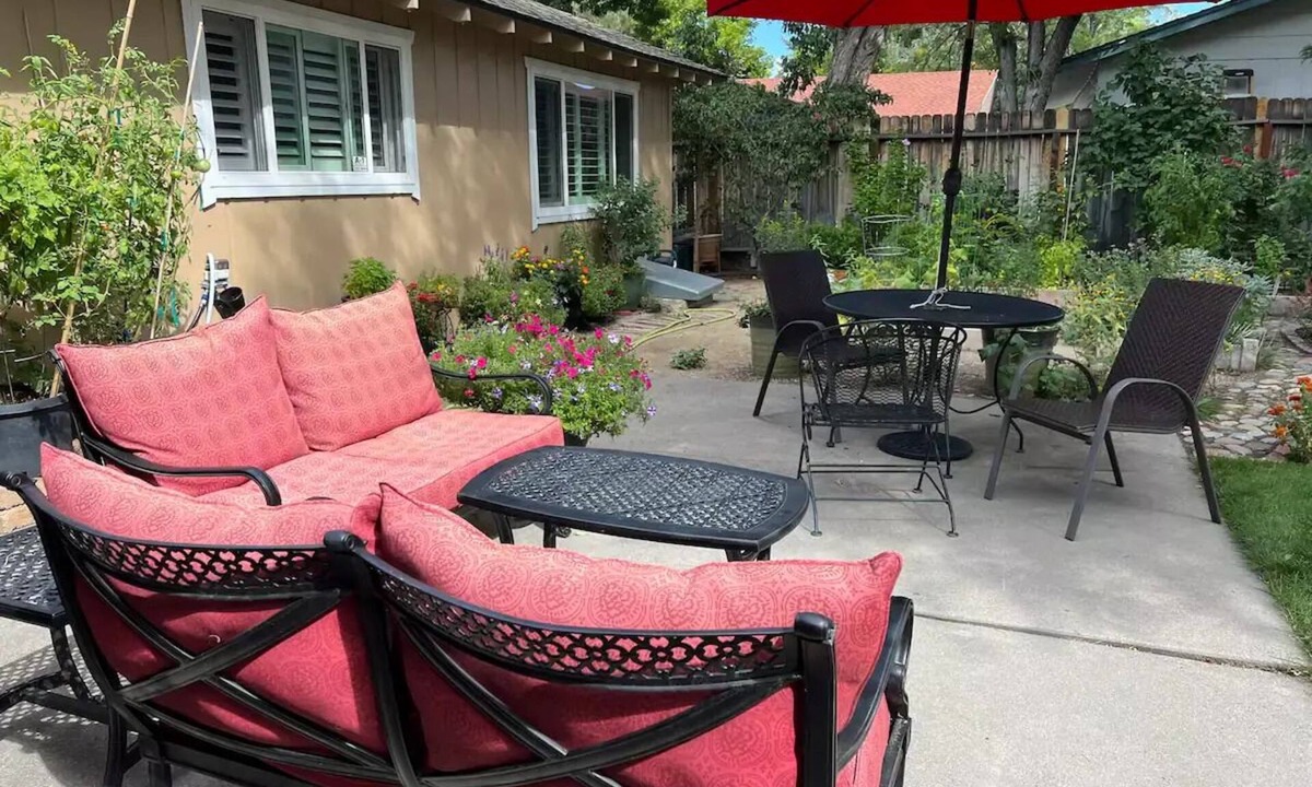 Reno House | Inviting and relaxing 2 bed 1 bath home in a lovely quiet neighborhood.