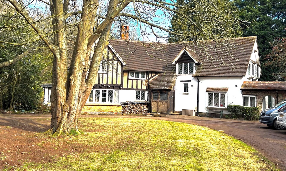 Warwick House | Just a short walk from the Historic Warwick Castle with Pool and Hot Tub