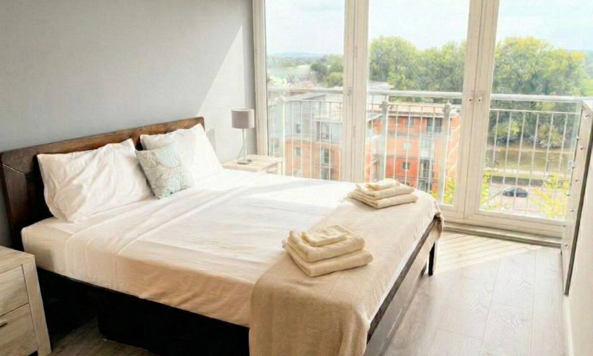 London Borough of Hounslow Apartment | Kew Connection - Relax in this light airy river view apartment.