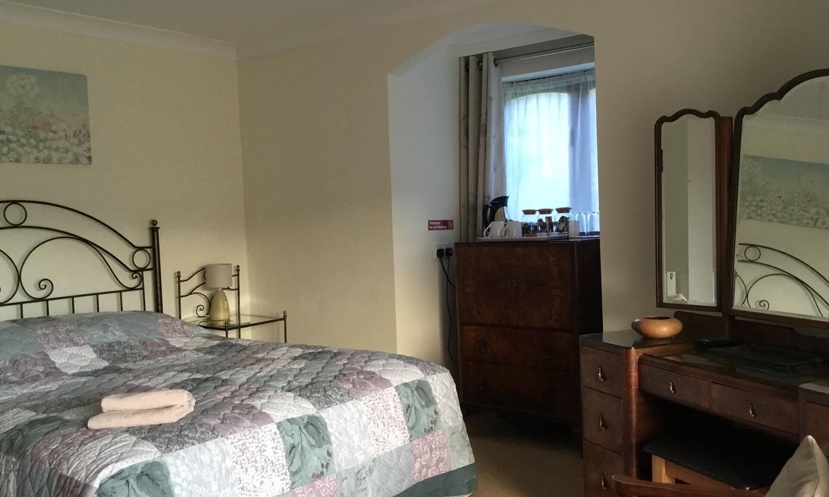 Kenn House | Kingsize bed with ensuite Shower room