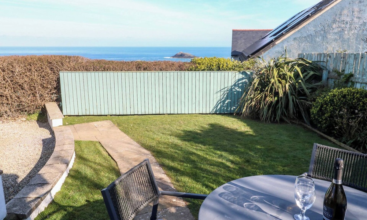 Newquay Cottage | KITTIWAKE, pet friendly, with a garden in Crantock