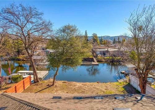 Clear Lake House | Lakefront Retreat Private Yard + Fireplace