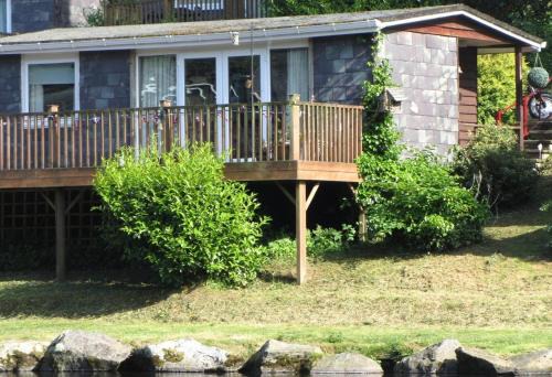 Bont Newydd Resort | Lakeside view chalet