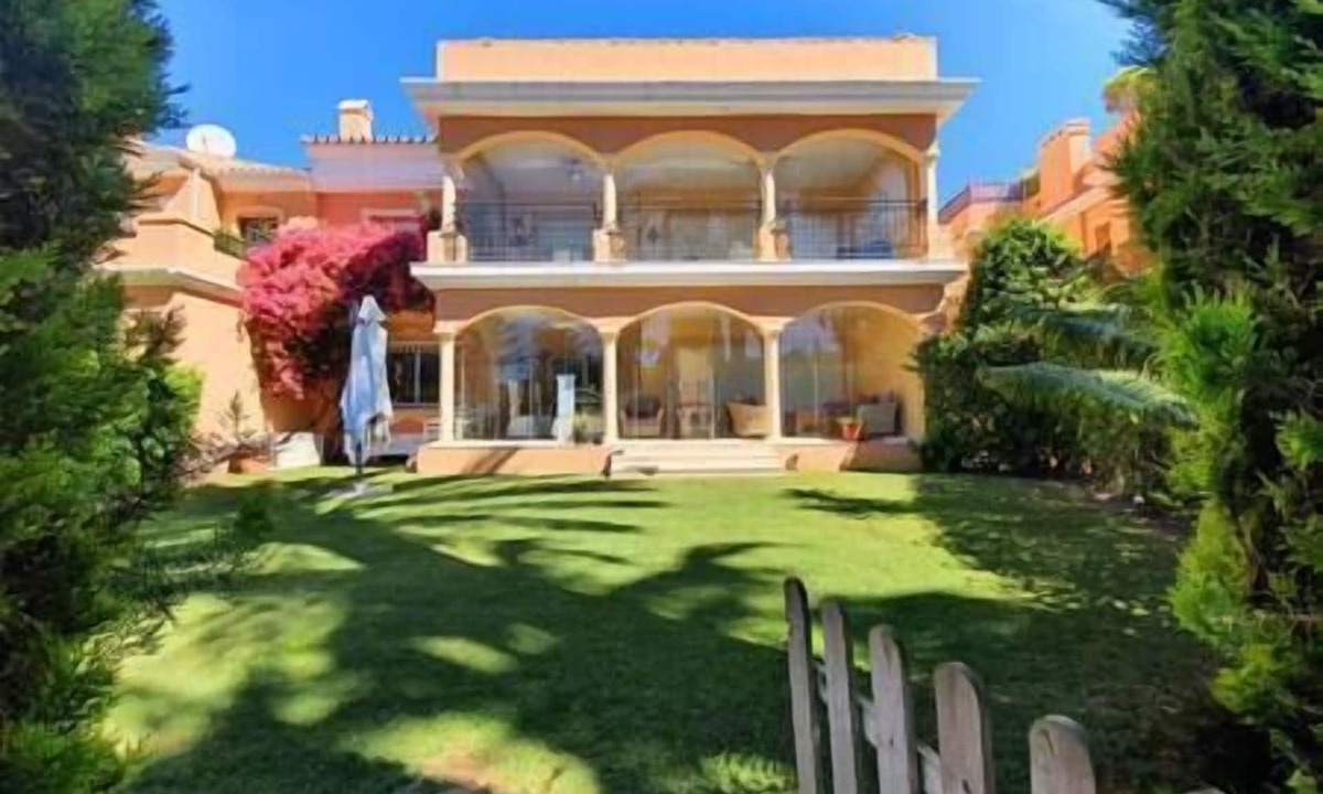 El Paraiso House | Large Apartment, Private Garden with Beach access