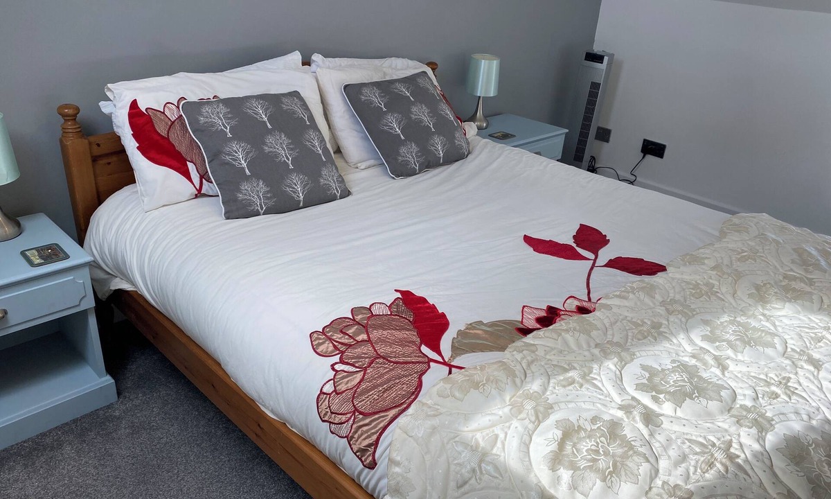 Chipping Norton Apartment | Large Loft flat 1m Chipping Norton. Great base for sightseeing/working locally