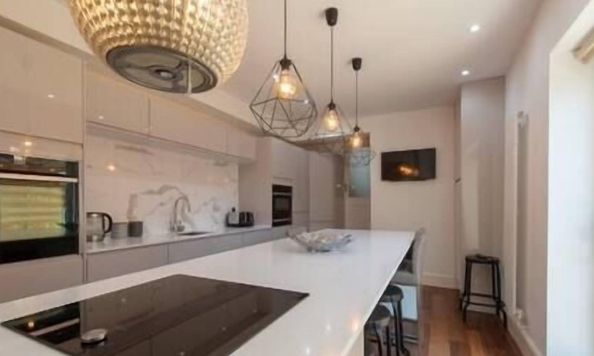 Penarth House | Large Victorian Terraced House, close to shops and restaurants