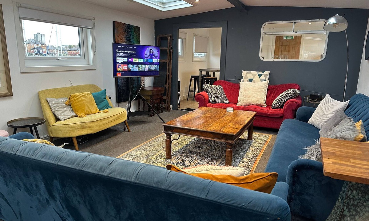 Liverpool Boat Rental | Liverpool Waterfront Stay excellent location onsite parking