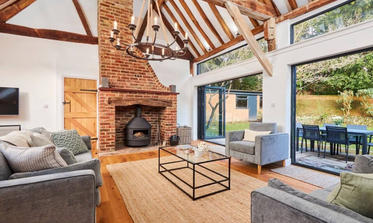 Waterlooville House | Luxurious Barn With Outdoor Dining, Near Vineyard