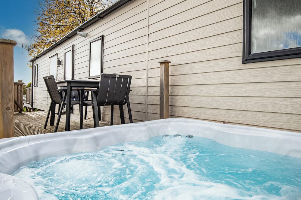 Narberth House | Luxurious modern caravan with one double with en suite W.