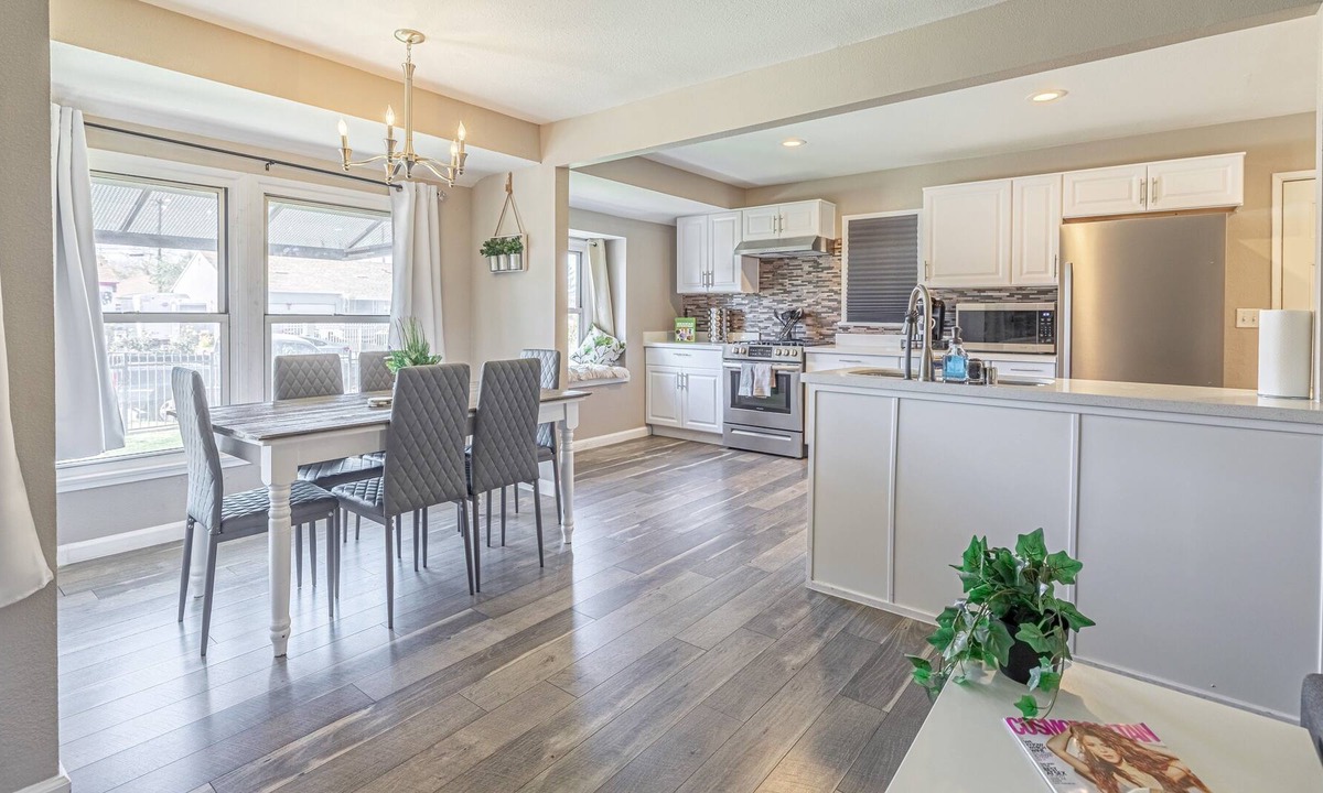 Palmdale House | Luxurious Modern Home 2BD/1B | close to shops