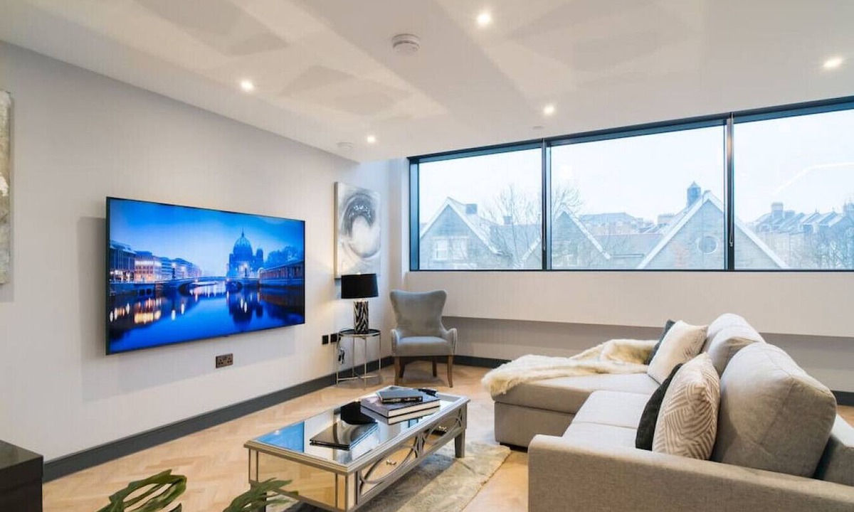 Penarth Condo | Luxury 2 Bed Duplex Apt w/Balcony, Gym & Parking