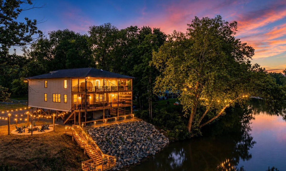 Elkton House | Luxury 7BR Riverfront-Sleeps Large Groups Hottub
