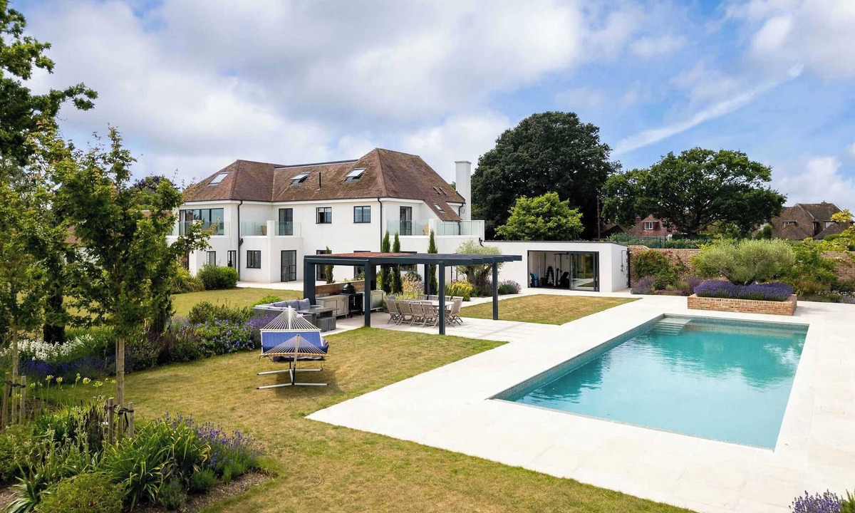 West Itchenor House | Luxury 8-Bed Retreat w/Pool, Gym & Tennis