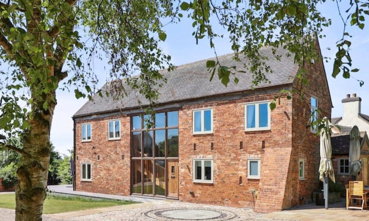 Elkesley Cottage | Luxury barn conversion with hot tub (sleeps 10)