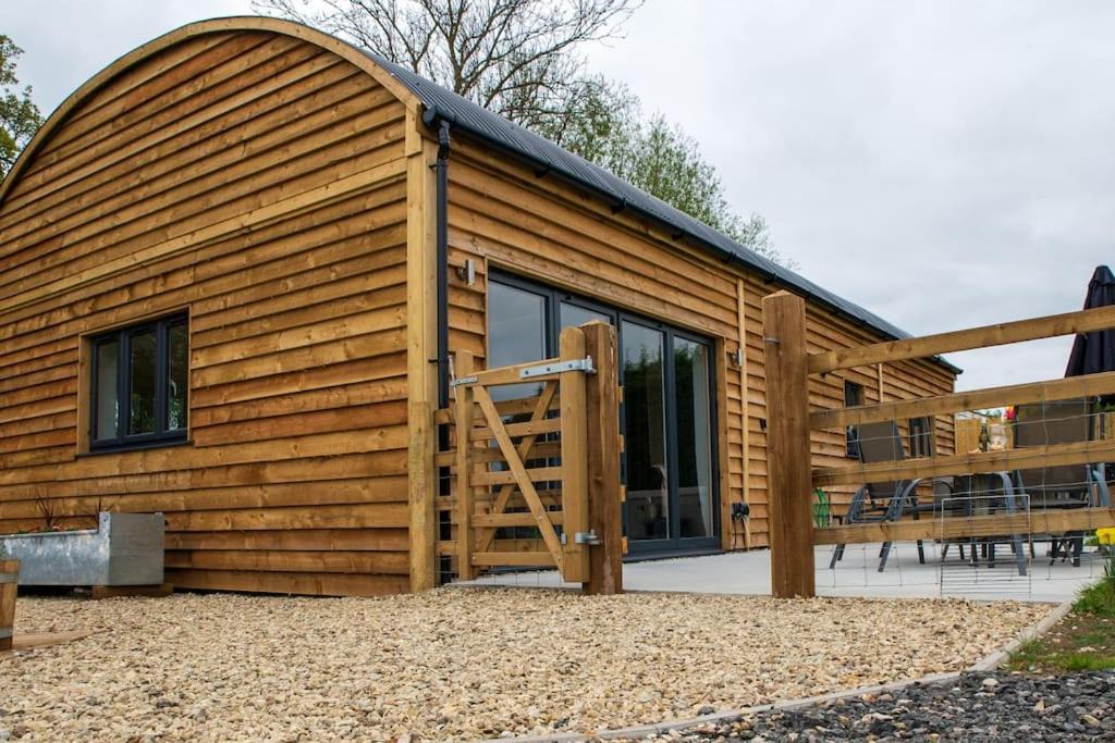 Pitchcombe House | Luxury Barn Conversion with Hot Tub- 'Blackbird'