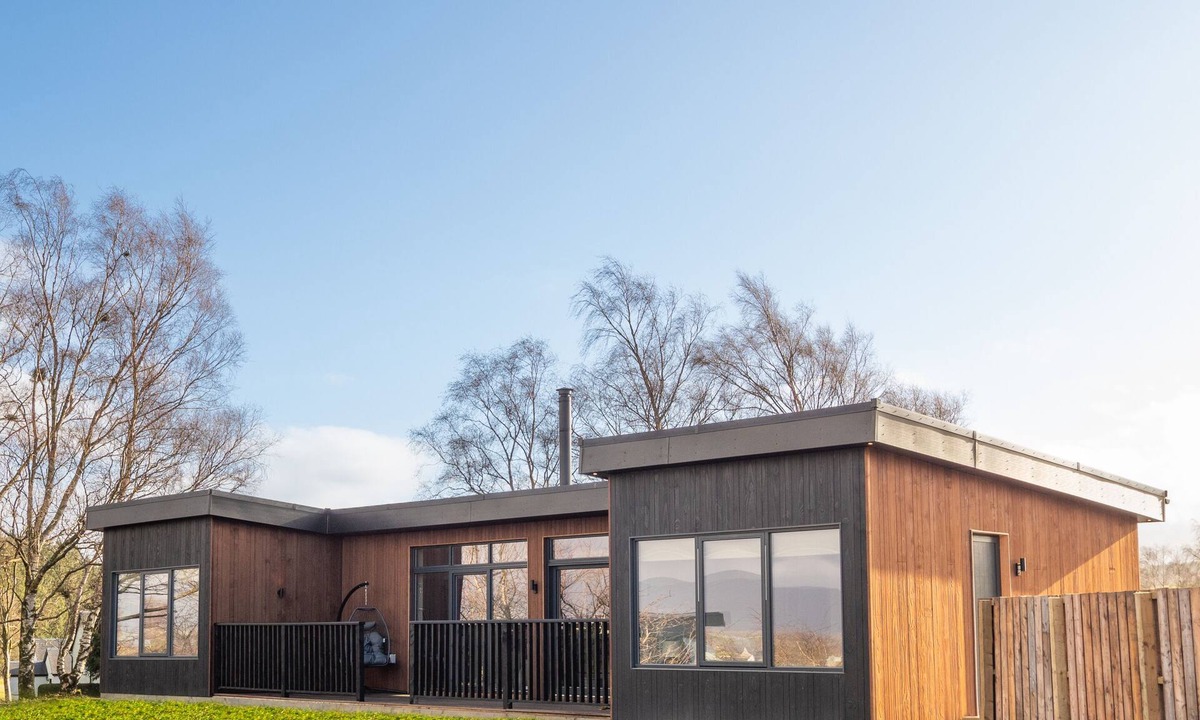 Buchlyvie Apartment | Luxury Lodge with deck, hot tub, mountain views