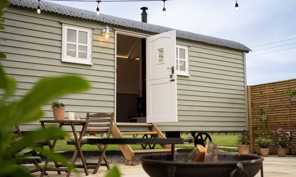 Pattiswick Apartment | Luxury Shepherds Hut, outdoor area and hot tub