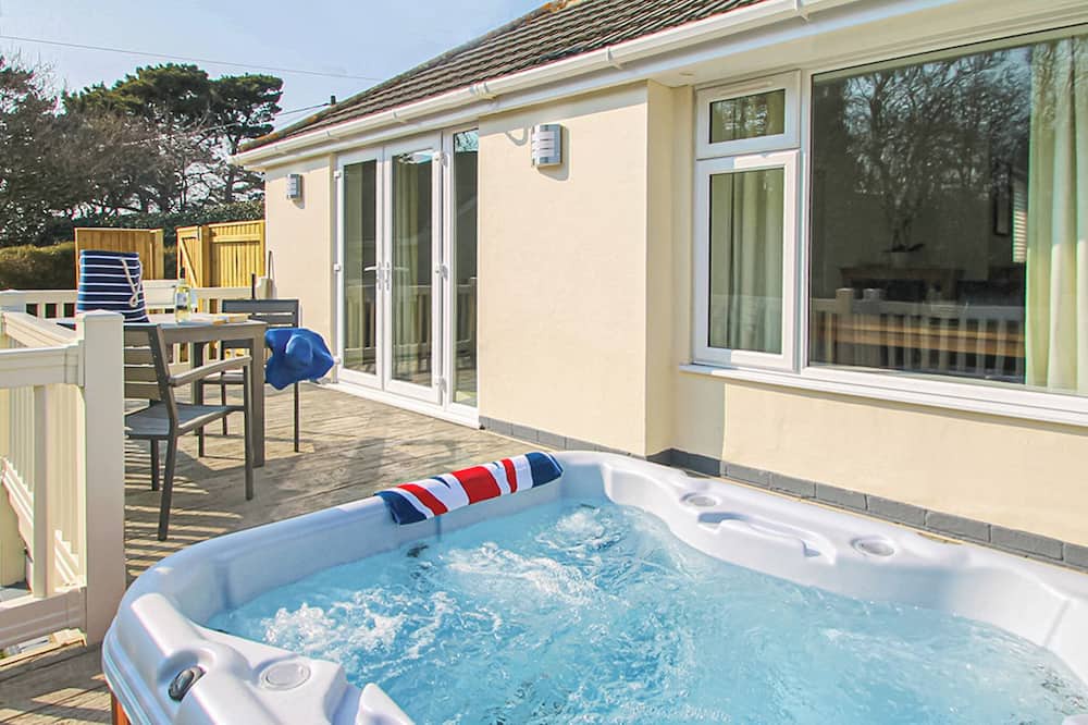Milford on Sea Cottage | Luxury single storey cottage with one king-size double (twins by arrangement).