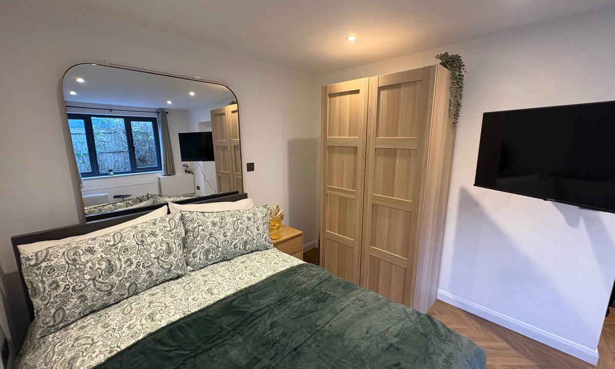 Severn Beach Apartment | Luxury Studio Apartment- Sleeps 2 -Patio- Parking