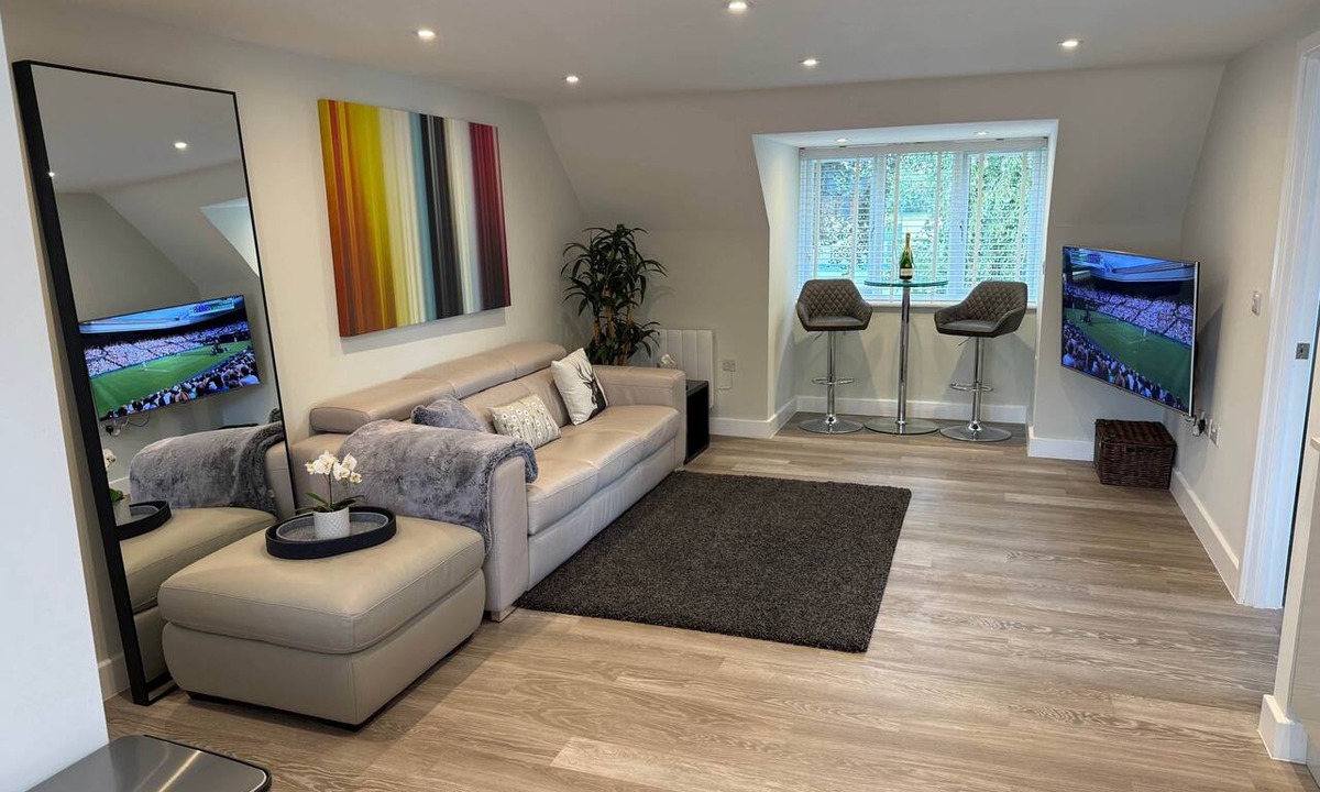 Wallingford Apartment | Luxury Wallingford Apartment | Parking | Workspace
