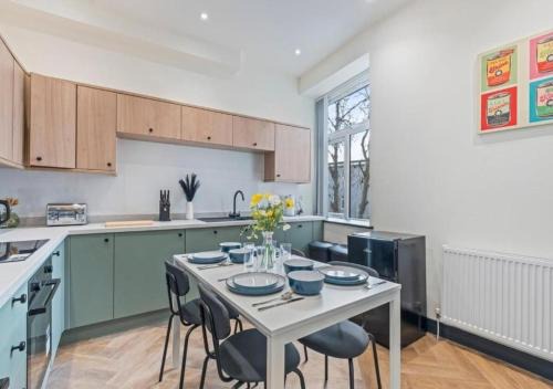 Ashton-under-Lyne Apartment | Manchester Contractor Hub - 11 Ensuite Bedrooms with Parking