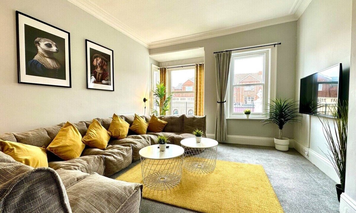 Westbourne Apartment | Massive 4 bedroom Duplex Apartment + Free Parking
