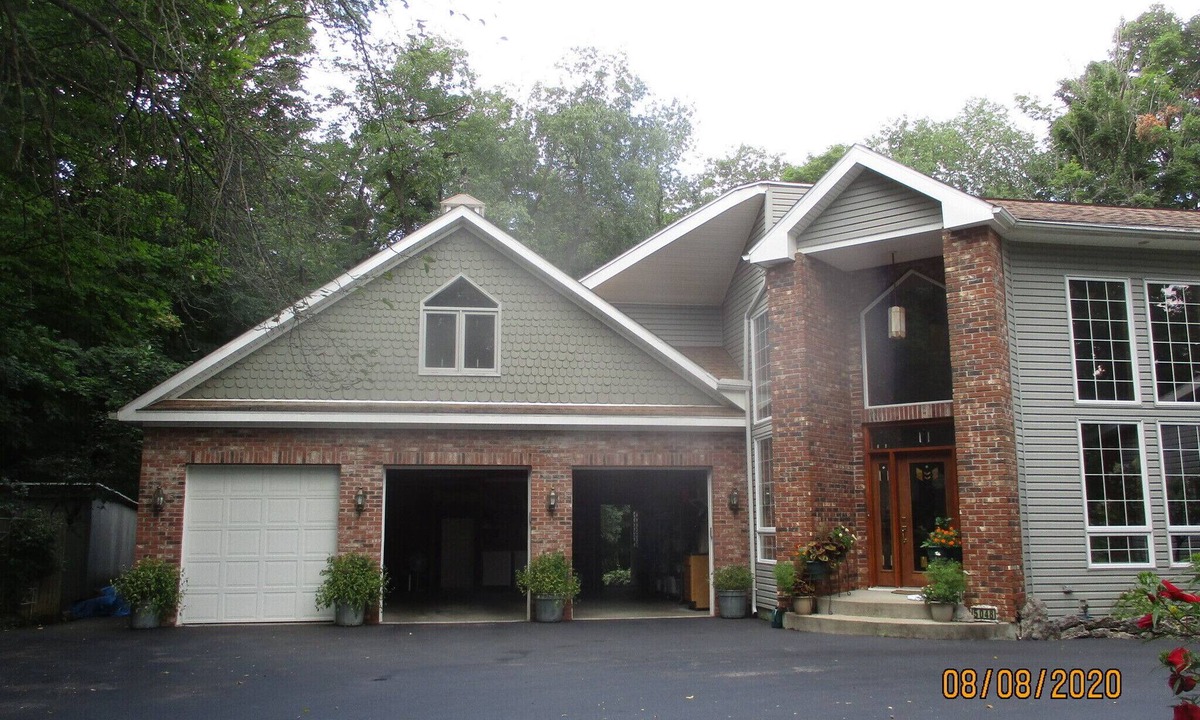 Clarence House | Master suite with full bathroom, shower & jacuzzi - Shared kitchen and laundry.