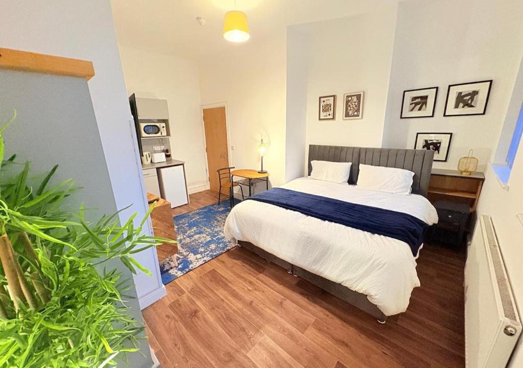 West Bromwich Apartment | Metro Studios-Stylish Studios,Parking,Wifi,Special long stay deals, Contractors,NHS staff,Relocators,Leisure travellers, nr Sandwell hospital