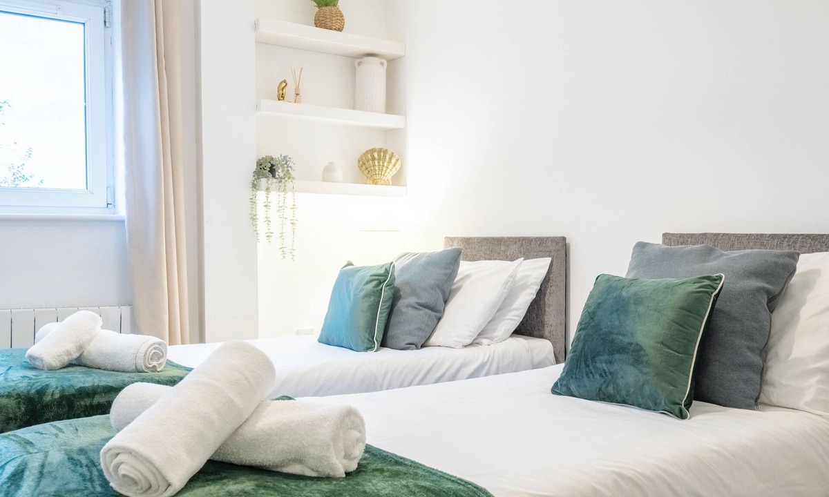 Grangetown Apartment | Modern 2BR Apartment with Water Views