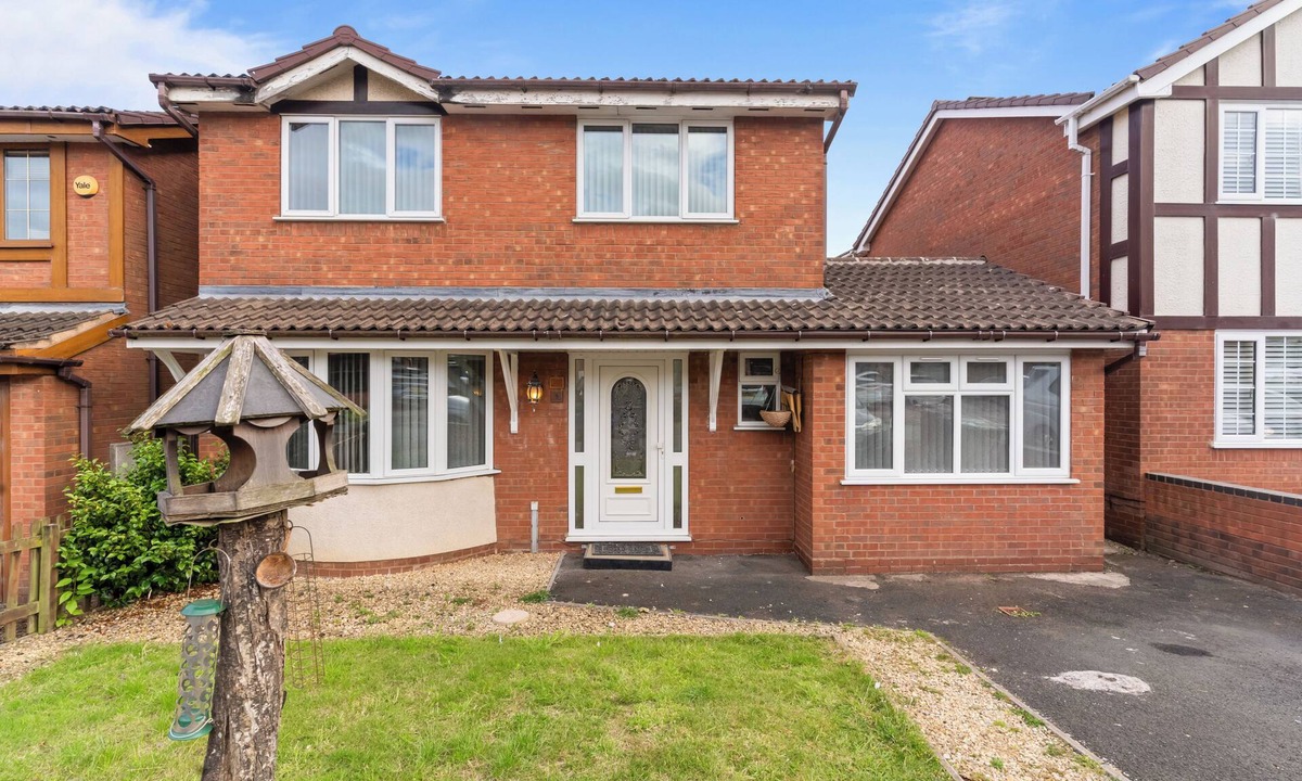 Walsall House | Modern 5 Bed Fully Detached Guest House (with parking)