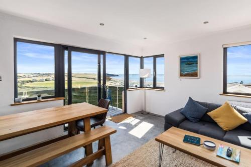Penycwm Apartment | Modern balcony property, Sea views over Newgale