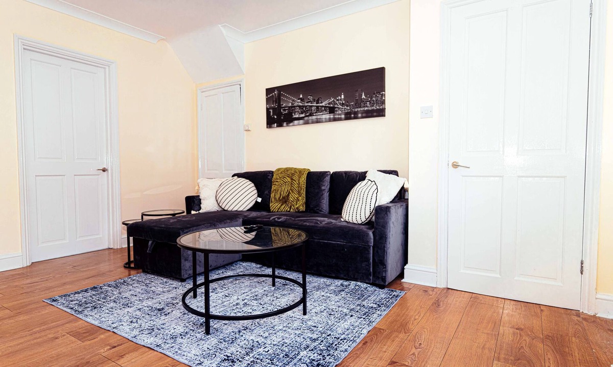 Hatfield House | Modern,comfy 2 Bedroom House in Hatfield, Town Centre, Free Parking!