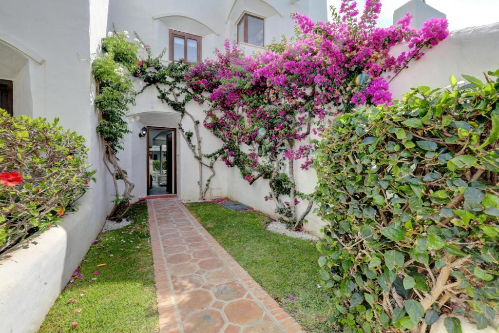 Playa del Sol-Villacana Apartment | Modern house only a 3 minute walk to the beach.