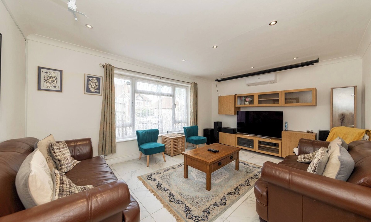 Reading House | Modern House with AC 4 Parking & Transport Links - Pass the Keys