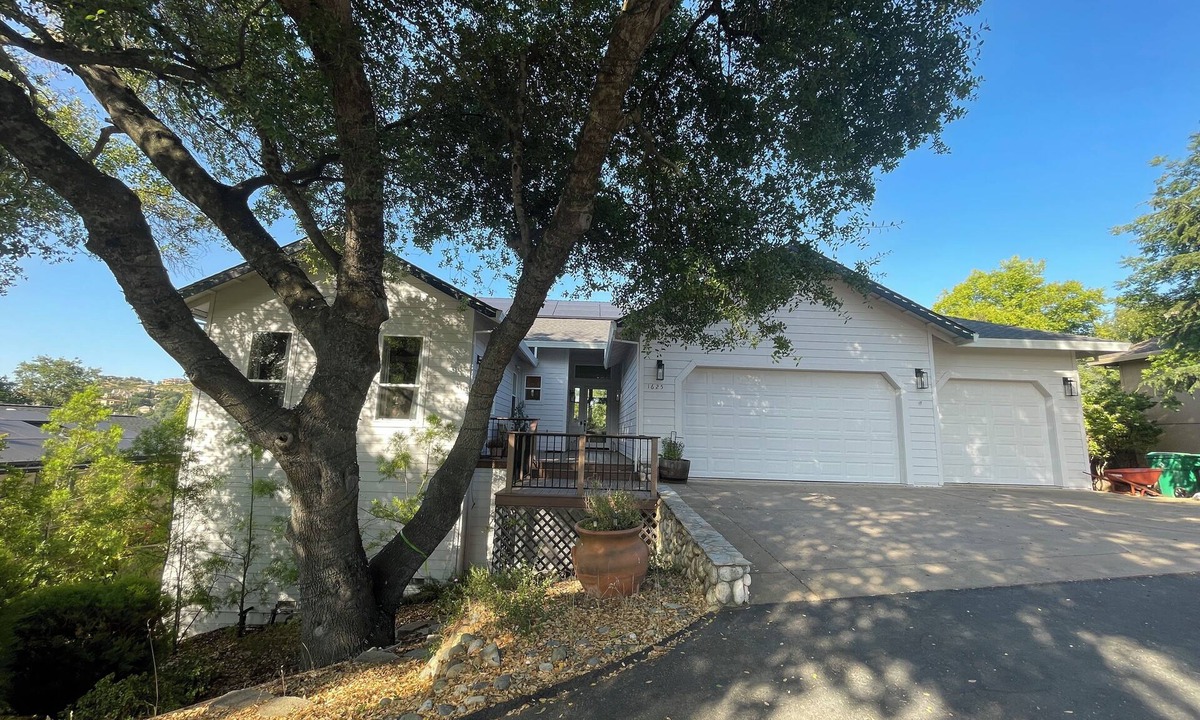 El Dorado Hills House | Modern Lakehall Retreat: Sauna, Chef Kitchen, Walk to Folsom Lake.