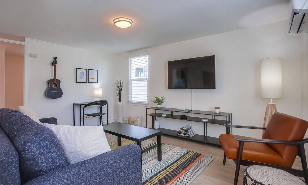 Encinitas Cottage | Modern One Bedroom - two blocks to the beach & Downtown Encinitas!