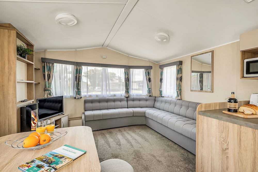 Wiseman's Bridge House | Modern open plan caravan with one double with en suite W.
