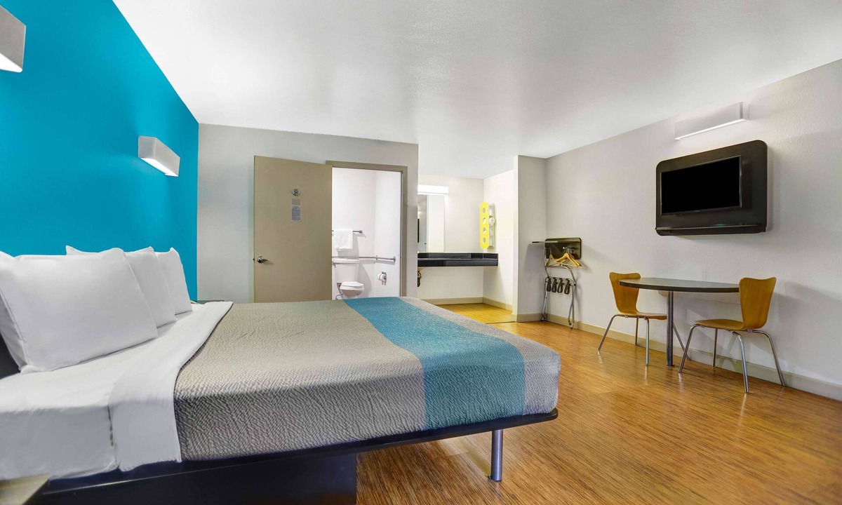 Cascade Hotel | Motel 6 Anderson, CA - Redding Airport