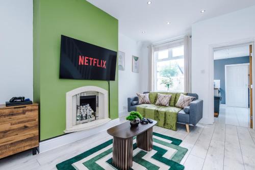 Salford House | NEW Cosy 2BR | Pool Table | Parking | PS4 + Games