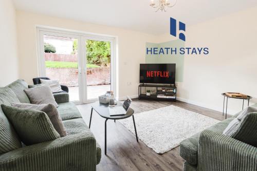 Leamington Spa House | NEW! Large 5BR 3BA Home Leamington Spa Driveway Parking WI-FI