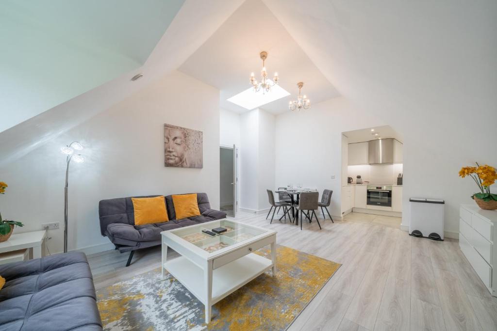 Whittington Apartment | New! Modern Elegant 2-Bed Apartment, free parking