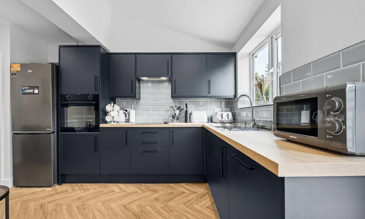 Tatenhill House | NEW! Sleek & Spacious, Driveway Parking