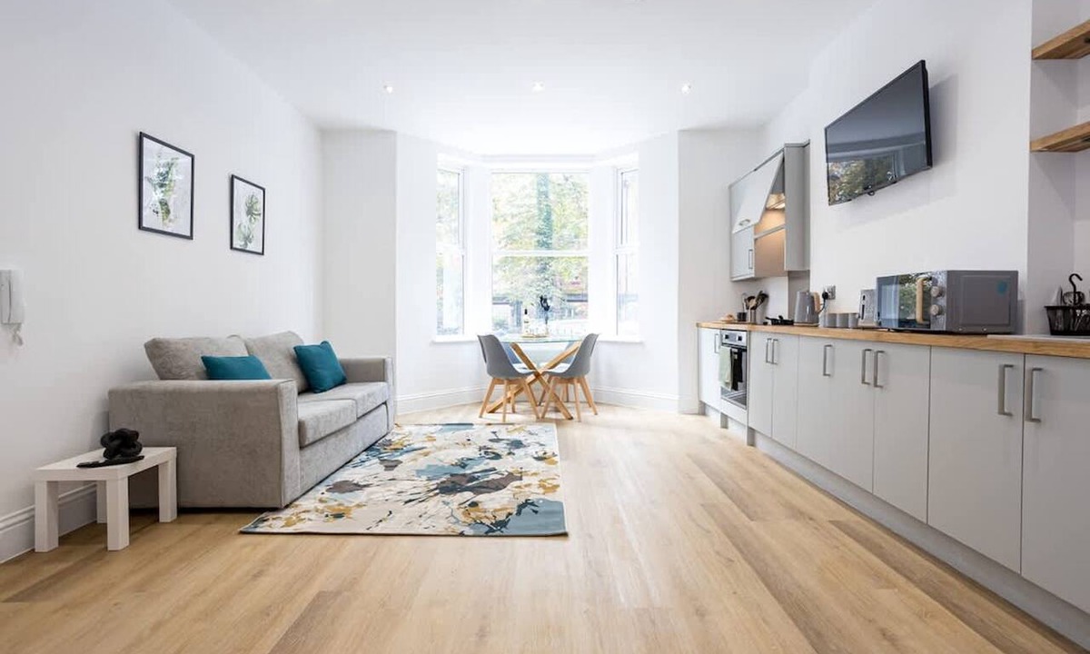 Walkden Apartment | NEW Spacious Flat Ideal for Business Sleeps 4