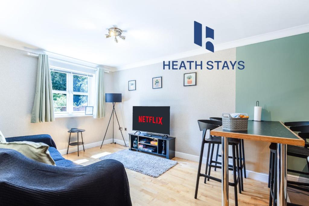Warwick Apartment | Newly Refurbed Warwick Apt 2BR, Sleeps 3, Free Parking, Wi-Fi