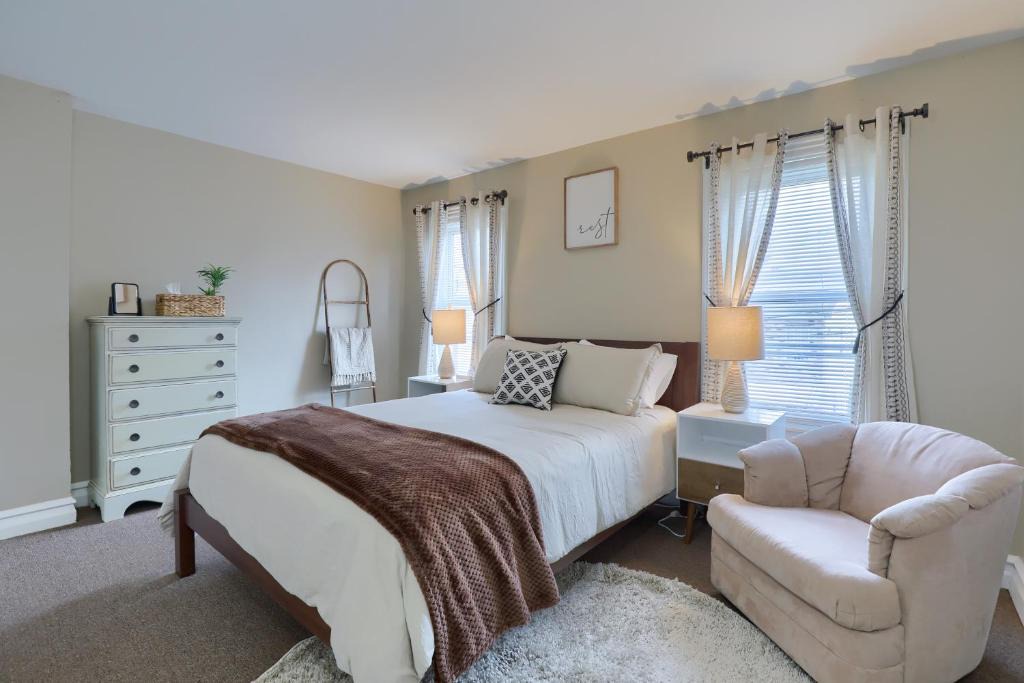 Lancaster Apartment | Newly Updated Charming Backyard & Grill